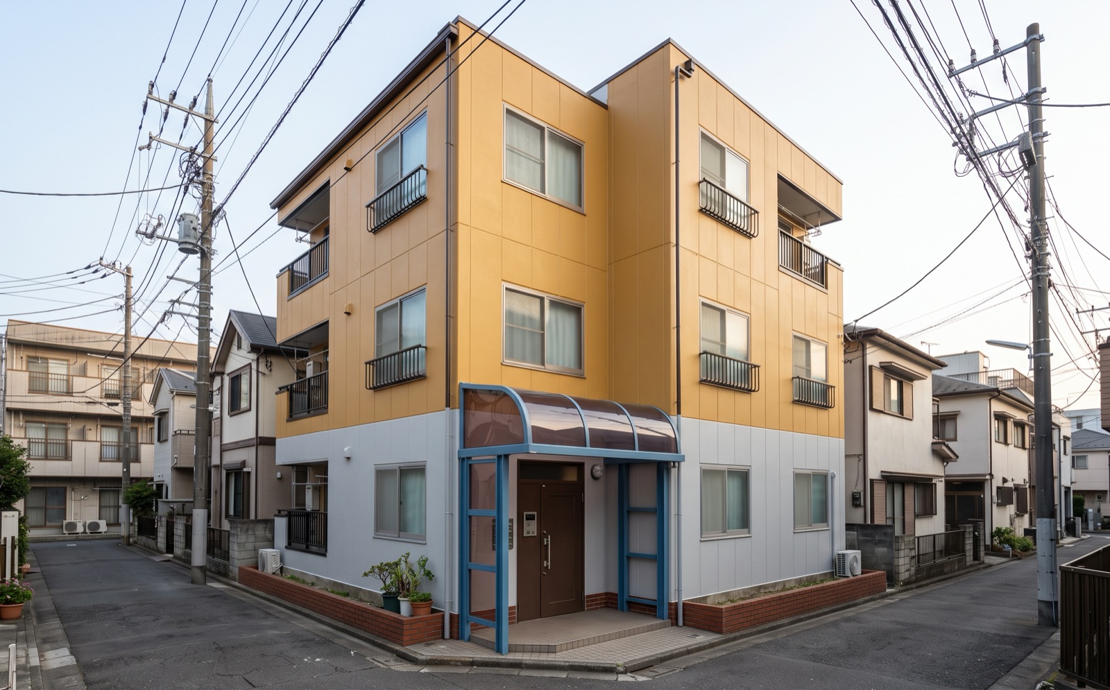 塗り替えを終えた集合住宅の外壁